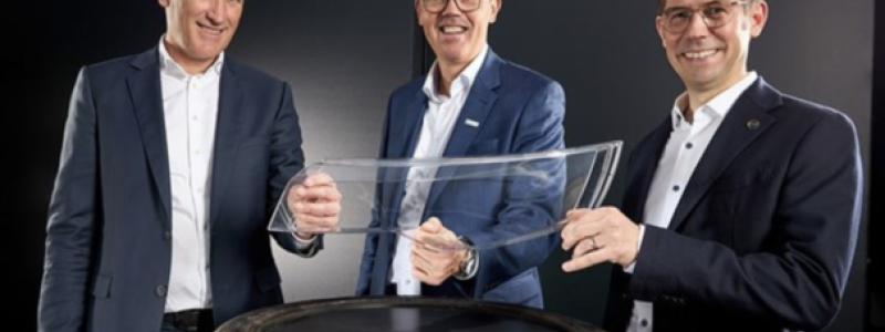 Från vänster till höger: Jeroen Verhoeven (Neste), Thomas Van De Velde (Borealis), Guido Naberfeld (Covestro) siktar på att tillverka nya bildelar av uttjänta däck. Foto: Covestro