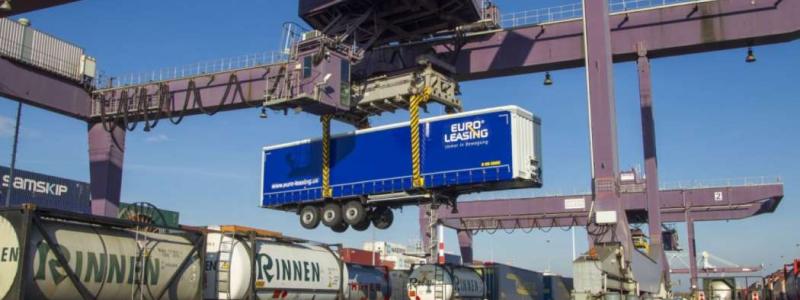 Intermodal transportsätt minskar miljöpåverkan från godstransporter. Järnvägstransporter säkerställer en nyttolastkapacitet som är 15 procent större än för vägtransporter och utgör ett betydande bidrag till minskningen av koldioxidutsläppen. Foto: Kombiverkehr AG