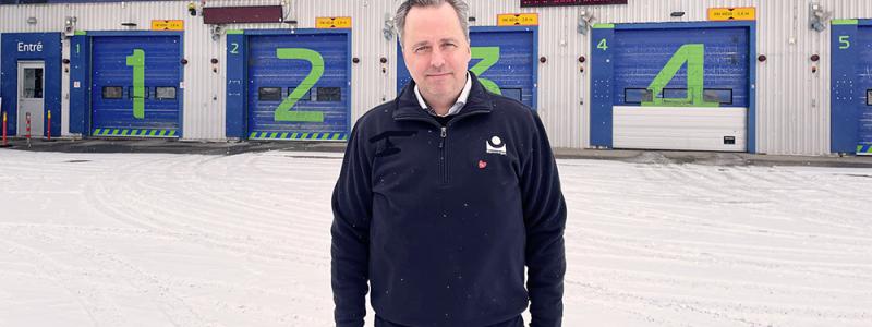 Niklas Stragne framför en av Bilprovningens stationer. Foto: Bilprovningen