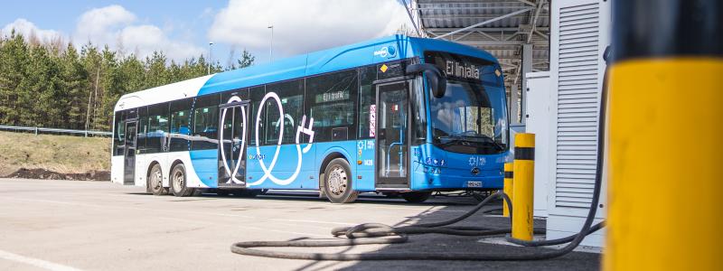 Den nya trafiken kommer att bedrivas med cirka 100 helt nya bussar, en mix av el- och biodieselbussar. Foto: Nobina