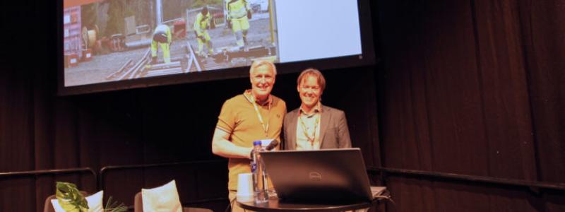 Matz Magnusson, verksamhetsledare på Nordic Infracenter välkomnade Dan Olofsson till Nordic Infracenters föreläsningar på Train & Rail. Foto: Nordic Infracenter