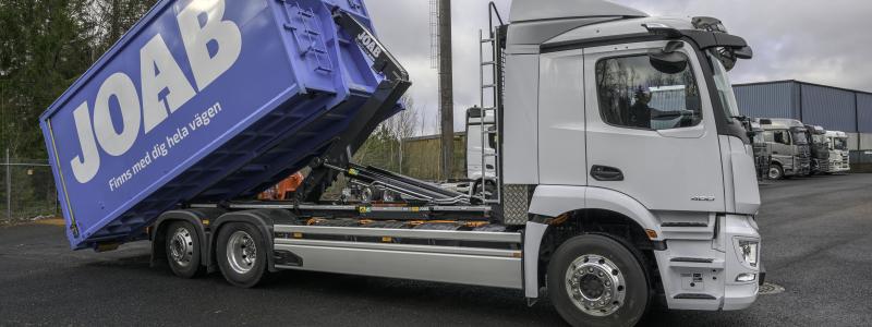 Nu är den första hel-elektriska lastväxlarbilen med Mercedes-Benz chassi i drift. Foto: Veho Import AB
