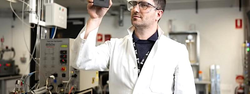 De nya bränslecellerna genererar elektricitet genom att kombinera vätgas med syre, där vatten bildas som biprodukt. Dr Quentin Meyer, som är senior forskare vid University of New South Wales i Sydney, Australien. Han är också ordförande för bränslecellsdivisionen inom International Association for Hydrogen Energy.
Foto: UNSW