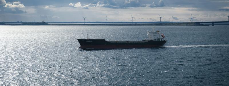 Tankfartyg vid Öresundsbron. Foto: Manuel Keller/Unsplash