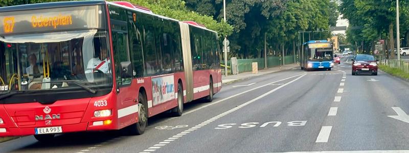 Bussförarna arbetar oftast ensamma, under alla tider på dygnet och har kontakt med en heterogen grupp resenärer i olika miljöer. Bussar på Valhallavägen i Stockholm. Foto: Stina Wickenberg
