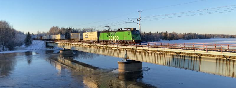 Intermodal transport med MB-lok över Luleälven. Foto: Green Cargo AB