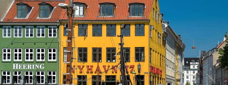 Hotell- och restaurangsektorn drev jobbtillväxten i Danmark i juli, men Novo Nordisks planerade neddragningar kan bromsa utvecklingen. Bilden visar Nyhavn, med största koncentrationen av små hotell och restauranger. Foto: Wikipedia Commons. Kredit: Ramblensen2