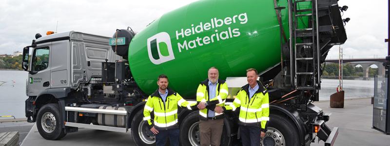 Från vänster.: Patrik Sved, logistikchef Heidelberg Materials Betong Sverige, Martin Svedin vd Svedin Holding AB och Per Berglund, vd Heidelberg Materials Betong Sverige AB. Foto: Heidelberg Materials