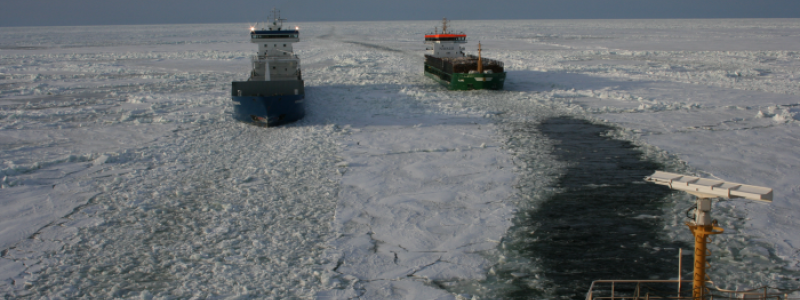 Här assisterar isbrytaren Frej fartyg in till hamn. Fotograf/Källa: Sjöfartsverket