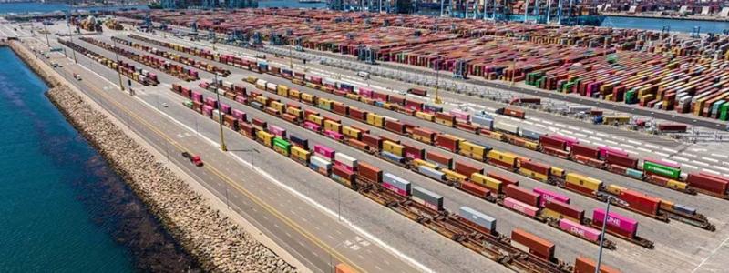Intermodala transporter, i synnerhet de som kombinerar sjö- och landtransport, spelar en central roll i dagens logistik. Foto: Maersk
