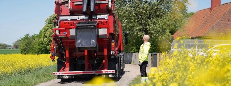 Insamling av kommunalt avfall i fyrfackskärl. Foto: Ohlssons
