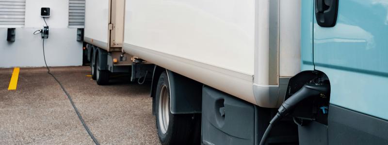 Laddning av tung lastbil vid terminal. Foto: juice/ unsplash