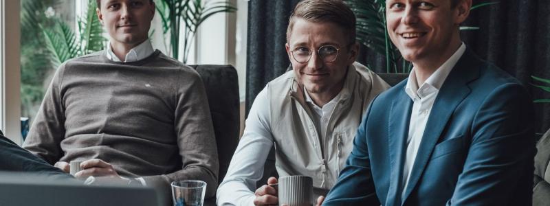 Svensk Fordonsladdnings grundare Robert Gärdeäng, Kenneth och Lennart Nilsson kommer att kvarstå som delägare och fortsätta i sina operativa roller och leda bolaget framåt. Foto: Svensk Fordonsladdning