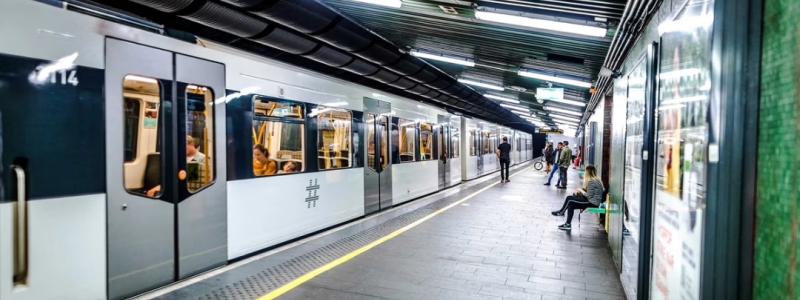 Eftersom Majorstuen är en central knutpunkt där samtliga tunnelbanelinjer möts, har arbetet planerats in i minsta detalj. För att minimera påverkan erbjuder Sporveien alternativa resvägar – bland annat genom att använda 87 nya, rymliga låggolvsspårvagnar som trafikerar sträckor mellan Majorstuen och stadskärnan. Foto: Semcom