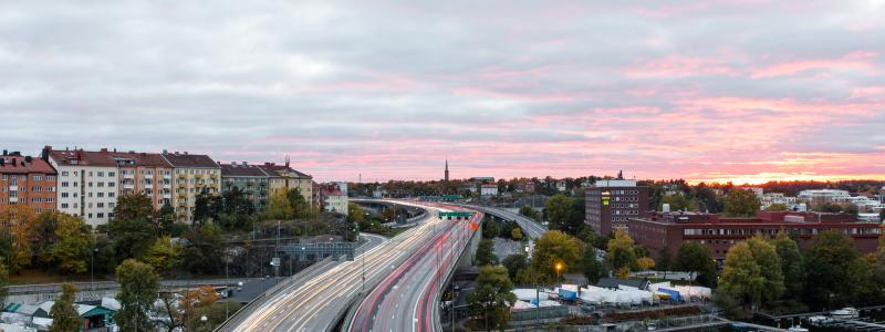 Stockholm står inför avgörande beslut om framtidens trafiksystem. Östlig förbindelse ses av många som en nyckellösning för att knyta ihop stadens ringled och minska trycket i innerstaden. Foto:  jon flobrant /unsplash