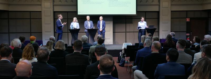 Från vänster: Tommaso Selleri, expert på klimatförändringar, energi och transport vid Europeiska miljöbyrån, Anna Engblom, Chief Operating Officer och Senior Adviser vid Greater Copenhagen, Niels Buus Kristensen, medordförande för det danska rådet för klimatförändringar och senior ekonom vid det norska centret för transportforskning, och Sveinung Oftedal, Specialist Director vid Norges klimat- och miljödepartement och ordförande för IMO Intersessional Working Group on Reduction of GHG Emissions from Ships. Foto: Nordisk Energiforskning