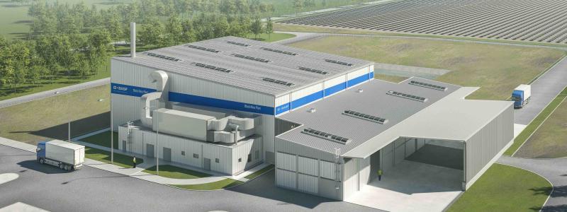 i somras firade BASF tillsammans med kunder, politiker och partners öppningen av Europas första gemensamma center för produktion av batterimaterial och återvinning av batterier i Schwarzheide, Tyskland. Invigningen av en toppmodern anläggning för tillverkning av högpresterande katodmaterial och avtäckningen av en anläggning för batteriåtervinning, där man framställer så kallad svart massa, vilket är viktiga steg mot skapandet av en sluten cirkel för batteriers värdekedja i Europa. Detta inkluderar insamling av använda batterier och återvinning av mineralråvaror för att använda dem i tillverkningen av nya batterimaterial. Foto: BASF