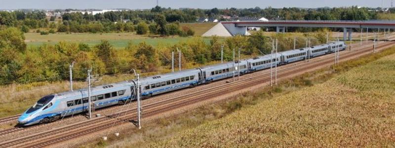 Moderniseringen innebär att mer än 12,5 kilometer spår kommer att renoveras och elektrifieras, och en tunnel på nästan 3,8 kilometer kommer att byggas mellan byarna Męcina och Mordarka. Foto: PKP Polskie Linie Kolejowe SA