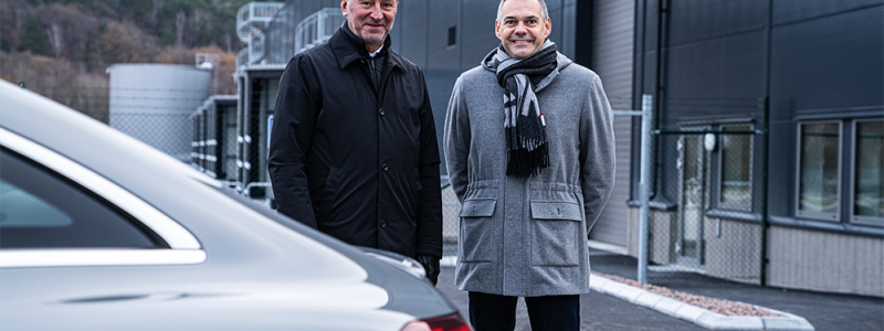 Nycklar till anläggningen överlämnades från fastighetsägaren Barings till Frédéric Soler, Managing Director Pmflex Group och Leif Hallén, Managing Director Pmflex Group Northern Europe AB. Foto: Pmflex
