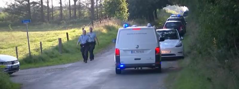 Poliser skyndar till ett tåg som har spårat ur mellan Tinglev och Kliplev på Jylland i Danmark på grund av en kollision. Foto: DR