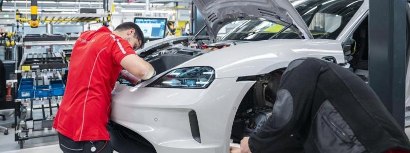 Porsche, liksom många andra europeiska biltillverkare, har satsat stort på elbilar de senaste åren. Förutom Taycan har företaget lanserat den helelektriska SUV-modellen Macan. Men trots dessa satsningar har elbilsförsäljningen fallit dramatiskt, både i Europa, USA och Kina. Porsche är därför tvunget att se över sina kostnadsstrukturer, vilket kan innebära stora förändringar för företaget. Foto: Porsche AG