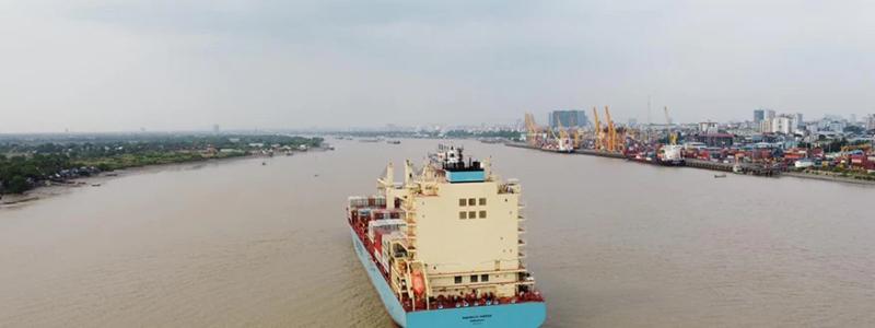 AP Møller-Mærsk, en dansk fraktjätte, har nyligen meddelat att man återupptar trafiken via Röda havet efter att en USA-ledd skyddsstyrka ska börja patrullera området. Men det finns osäkerhet om detta kommer att räcka för att bolagen ska våga återuppta sin vanliga trafik. Bilden visar ett av Maersks containerfartyg i Yangons hamn. Foto: Maersk