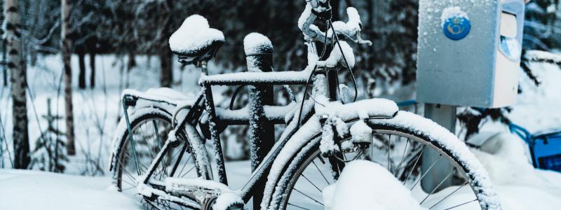 En gul brevlåda i vintermiljö. Foto: juan encalada/unsplash