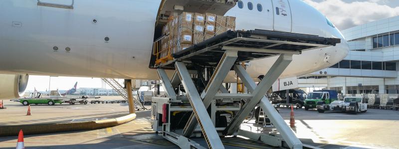 Beslutet kommer efter att amerikanska myndigheter meddelat att De Minimis-undantaget för import tas bort, vilket tidigare gjort det möjligt att skicka varor under 800 USD utan tullavgifter. Foto: Postnord