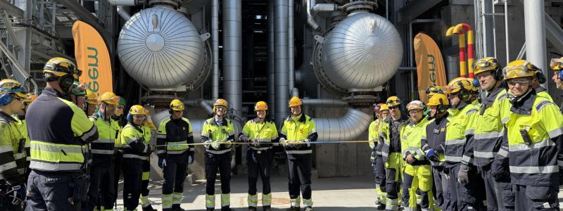 På bild är Peter Abrahamsson Chef Hållbar utveckling, Aad van Bedaf Raffinaderichef och Rickard Lycke Projektchef Synsat samt medarbetare inom Synsat projektet i Lysekil. Foto: Preem