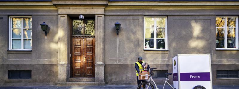 Det nytecknade avtalet innebär att MoveByBike kommer sköta Premos kvällsleveranser av e-handelspaket i centrala Stockholm. Foto: Premo