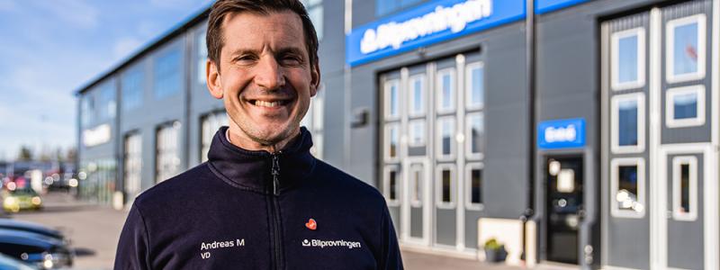 Vd Andreas Myhrman framför en av Bilprovningens stationer Foto: Bilprovningen