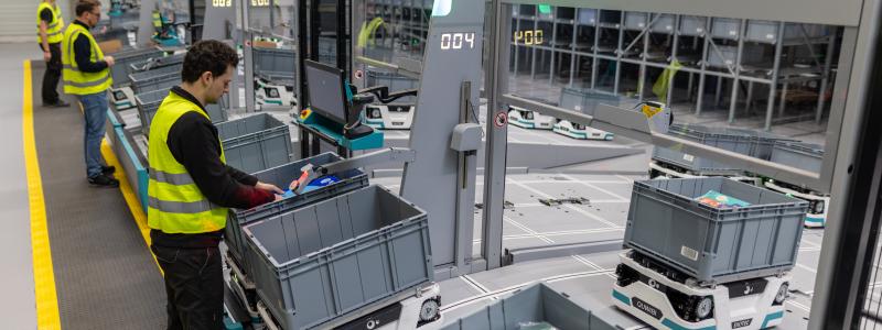 Det ny automationssystemet omfattar över 240 autonoma robotar som rör sig i tre dimensioner genom lagret – vågrätt och lodrätt upp till 12 meters höjd. Bild: Exotec