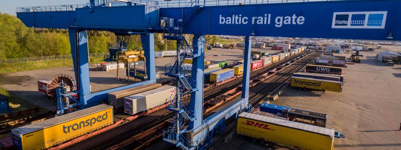Företaget Kombiverkehr är aktiv vid Skandinavienkajen i Lübeck. Pressefoto: Kombiverkehr