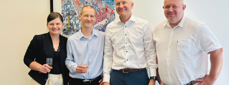 Björn Ekström, koncernchef Progrits (näst längst ut till höger i bild), tillsammans med Przemysław Sowa, VD för Operibus (längst ut till höger).  Foto: Progrits