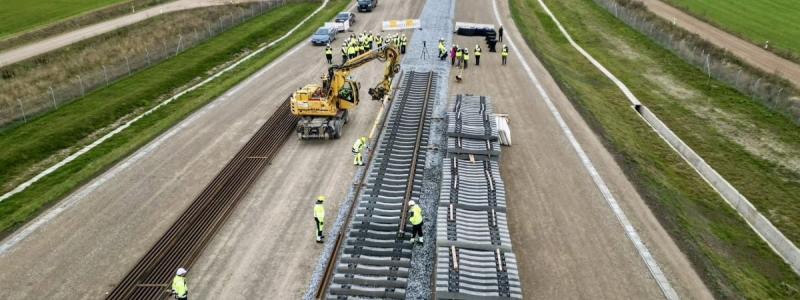 Nya räls för Rail Baltica: Ramavtalen omfattar bland annat räls, sliprar, ballast, växelsystem och kabelkanaler. De fastställer gemensamma villkor för pris, kvalitet, leveranser och tekniska specifikationer. Foto: Rail Baltica