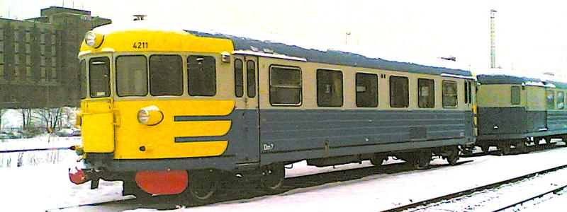 Rälsbuss, även kända i Finland som "lättähattu", började tillverkas på 1950-talet. De användes i lokaltrafiken i över 30 år. Lättähattu ersatte ångloksdrivna tåg i kortdistansstrafik. Valmet Oy tillverkade totalt 197 Dm7-rälsbussar och nästan lika många olika typer av släpvagnar mellan åren 1954 och 1963. Foto: Wikipedia Common Lic, Kredit:Vkem