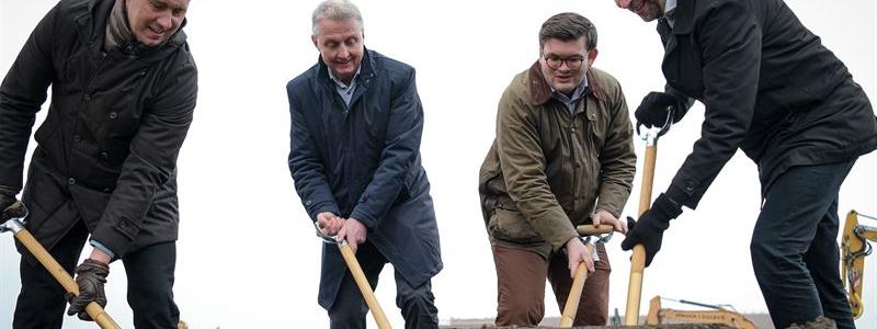 Ett symboliskt första spadtag togs av Jörgen Eriksson, VD för Catena, Johan Kallin, VD för Nowaste Logistics, Jan Björklund, vice ordförande i kommunstyrelsen i Helsingborg, och Alexander Svensson, ordförande i stadsbyggnadsnämnden i Helsingborgs stad. Foto: Catena