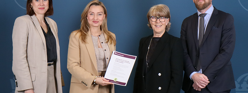 Förenklingsrådets ordföranden Kristina Alsér överlämnar rådets första förenklingsförslag till näringsminister Ebba Busch tillsammans med kanslichef Nils Fjelkegård och statssekreterare Sara Modig. Foto: Tillväxtverket