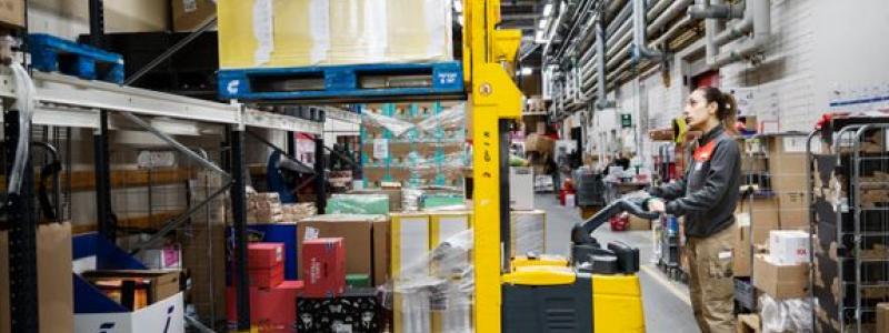 Den vanligaste orsaken till tillbud är att föraren tappar kontrollen över trucken så att den kolliderar eller välter. Foto: Arbetsmiljöverket