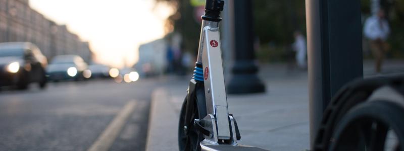 En elscooter, en elsparkcykel eller ett självbalanserande fordon kan vara ett sådant fordon. Foto:  let s kick/unsplash