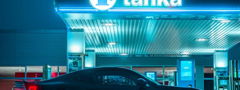 Regeringens skattesänkningar kan ge lägre drivmedelspriser från 2025. Foto: patrik storm alstra pictures/unsplash
