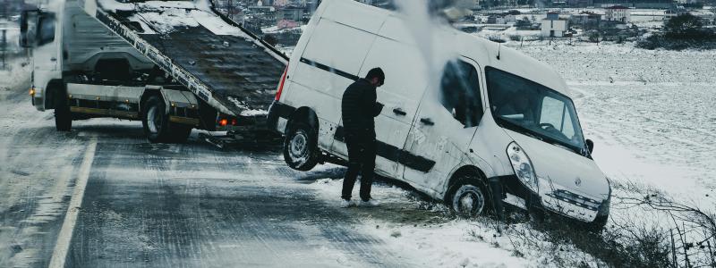 Ett vanligt sätt att bärga skadade fordon är att lyfta ena hjulparet med en bärgningsbil medan det andra rullar fritt mot vägbanan. Foto: Regeringen höjer hastighetsbegränsningen för bärgningsboggi/Unsplash