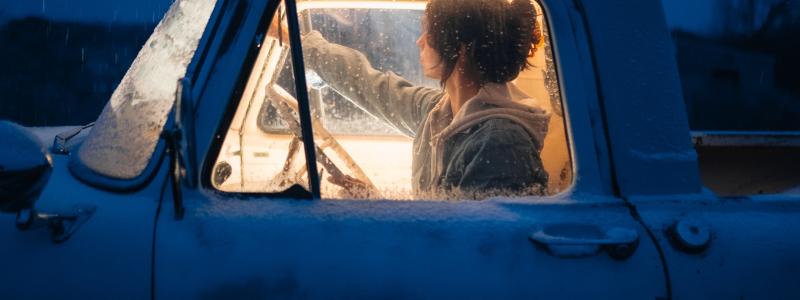 De nya reglerna innebär bland annat att den som färdas i en A-traktor måste använda bilbälte. Foto: josh hild/unsplash
