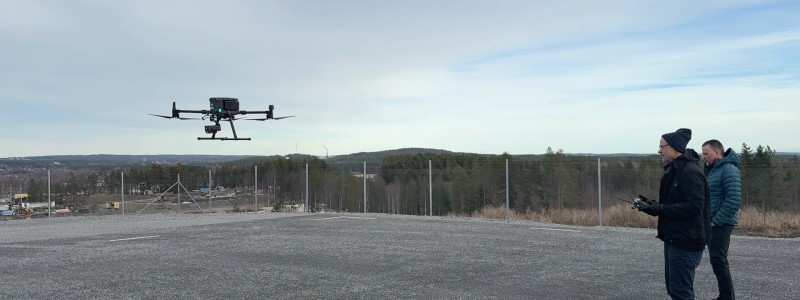 Representanter från Region Västerbotten och Telia var på Skellefteå Droneport för att ta del av testerna. Foto: Skellefteå Science City
