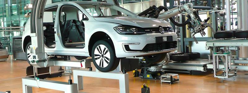 Robotiserad produktionslinje i tyska Volkswagen-fabrik i Dresden. Foto: Wikipedia Common, kredit: Rainerhaufe