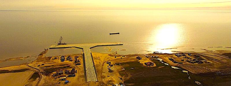 Ryssland har flera viktiga exportterminaler för LNG (flytande naturgas), där anläggningen Yamal LNG i Sabetta är den största och mest aktiva. Andra betydande anläggningar är Sakhalin-2 (Prigorodnoye) samt de pågående projekten Arctic LNG 2 och Ust-Luga. Ryssland driver också mindre anläggningar i medelstorlek, som Gazprom LNG Portovaya och Cryogaz-Vysotsk. Foto: Wikipedia Common Lic. Kredit: SlavaGo