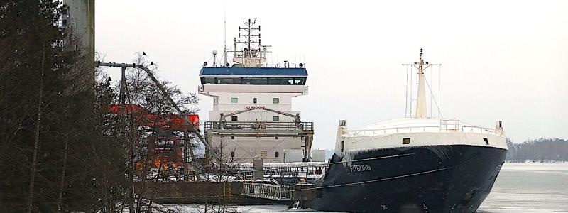 Ryska skuggflottans tankfartyg Fitburg, beslagtaget av finska kustbevakningen i januari 2026.  Fitburg greps i Kantviks hamn efter att ha skadat en internationell undervattenskabel. Foto: Wikipedia Common Lic. Kredit: MKFI