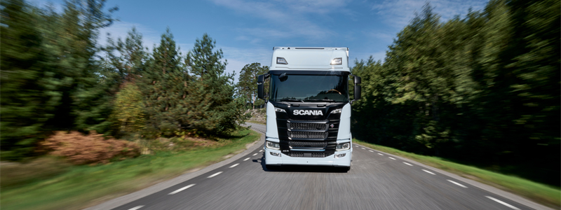 Det urlastade släpet lämnas vid depån och ersätts med ett annat lastat släp. Syftet är att maximera fordonets drifttid och undvika körning utan last. Foto: Scania