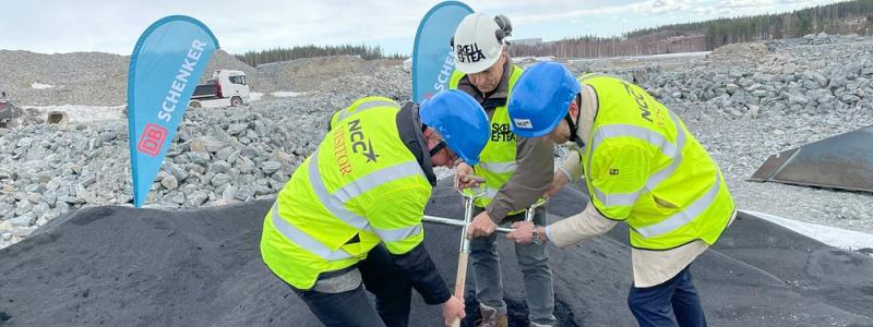 NCC tar det ”riktiga” spadtaget och startar nu byggprojektet. Foto: Schenker