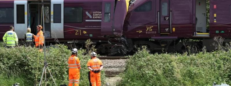 Olyckstågen nära den brittiska staden Bedford. Den brittiska haverimyndigheten Rail Accident Investigation Branch (RAIB) leder nu den tekniska utredningen. Utredarna väntas granska tågens färdskrivare, signaldata, radiokommunikation, kameraövervakning och förarnas agerande före olyckan. Foto: Screen dumb (PA Media)